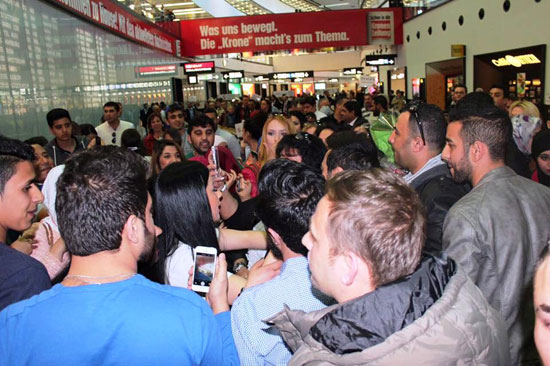 تامر حسنى فور وصوله للمطار -اليوم السابع -4 -2015