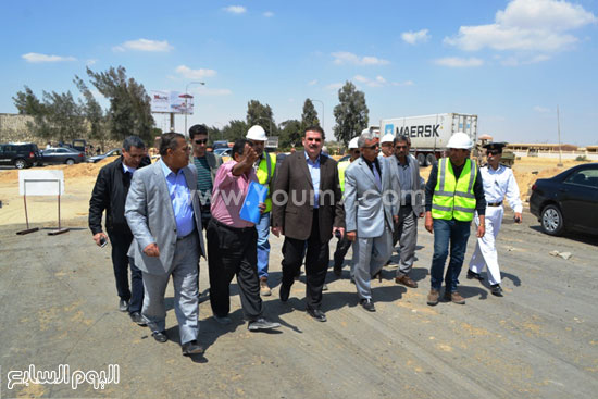  الوزير بأحد الطرق الجديدة -اليوم السابع -4 -2015