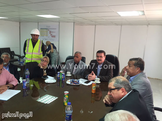 وزير النقل ومحافظ السويس خلال الاجتماع مع الشركات المنفذة -اليوم السابع -4 -2015