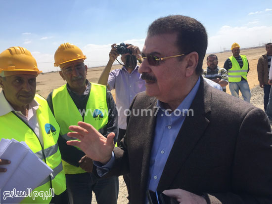 وزير النقل خلال تفقد طرق المشروع القومى -اليوم السابع -4 -2015