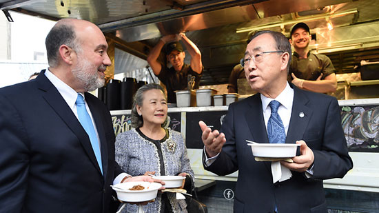 بان كى مون يتناول الأكلة الإسرائيلية مع سفير إسرائيل فى الأمم المتحدة -اليوم السابع -4 -2015