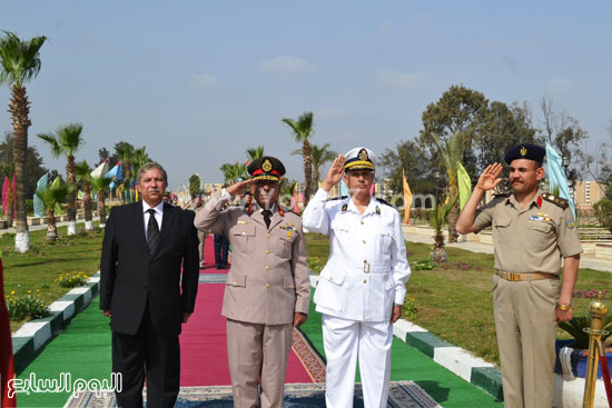 محافظ الاسماعيلية وقائد الجيش الثانى أثناء التوجه إلى مقر الجندى المجهول  -اليوم السابع -4 -2015