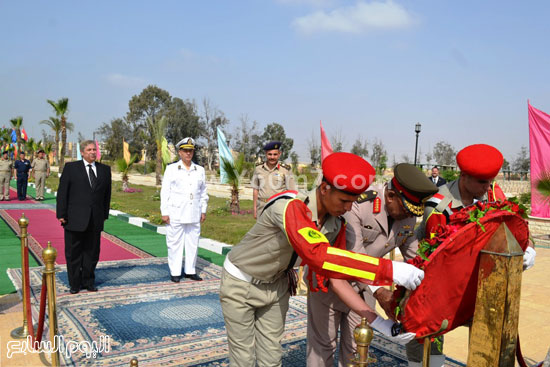 أفراد القوات المسلحة يجهزون أكاليل الزهور على قبر الجندى المجهول  -اليوم السابع -4 -2015