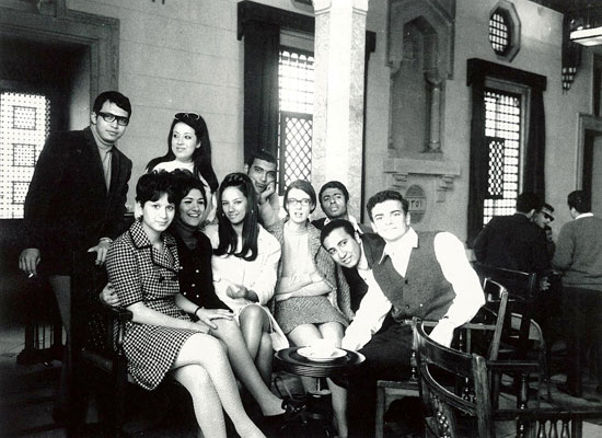 	طلاب الجامعة الأمريكية يلتقطون الصور التذكارية فى السبعينات -اليوم السابع -4 -2015
