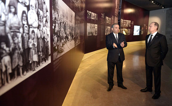 	الرئيس بوتين يشاهد بعض الصور المتعلقة بمذبحة الأرمن  -اليوم السابع -4 -2015