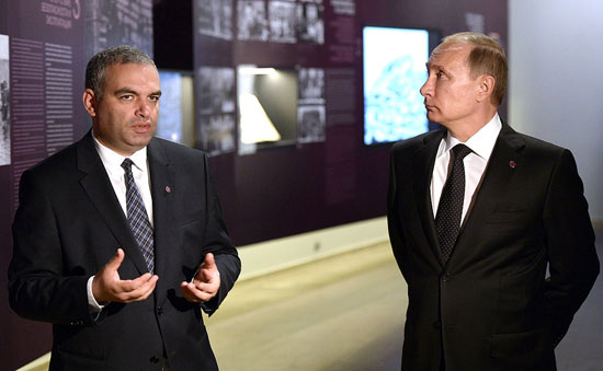 	الرئيس الروسى يستمع لشرح الصور  -اليوم السابع -4 -2015