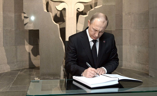 	بوتين يكتب فى دفتر التعازى الخاص بالإبادة الجماعية للأرمن  -اليوم السابع -4 -2015