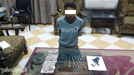 أحد المتهمين بمركز سوهاج وبحوزته قطع المخدرات ومبالغ البيع -اليوم السابع -4 -2015