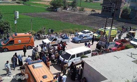 	سيارات الإسعاف اثناء نقل المصابين -اليوم السابع -4 -2015