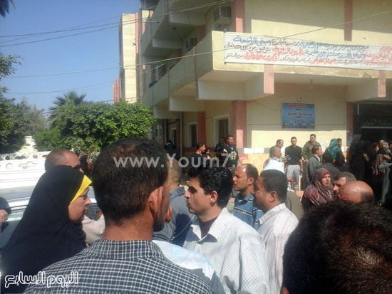 	مواطنون امام مستشفى الابراهيمية -اليوم السابع -4 -2015