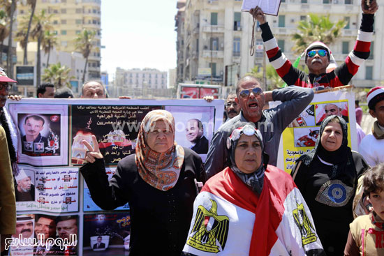  المتظاهرون يرفعون لافتات لتحية الجيش -اليوم السابع -4 -2015