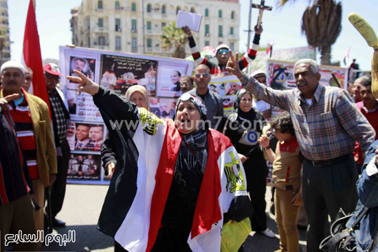  تظاهر يرفع المصحف والصليب -اليوم السابع -4 -2015