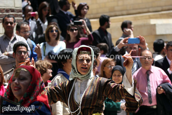 	المئات يحتفلون داخل الدير -اليوم السابع -4 -2015