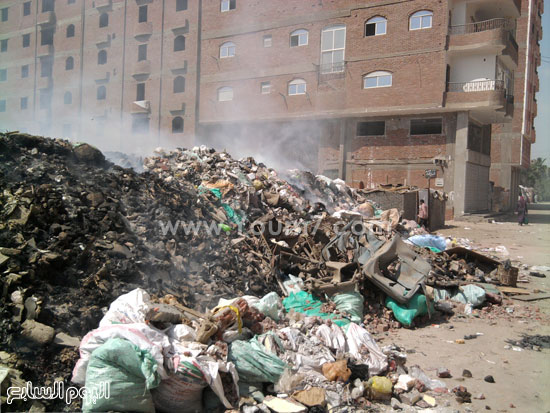 	القمامة ومخلفات البناء بشارع ترعة المجنونة ببولاق  -اليوم السابع -4 -2015