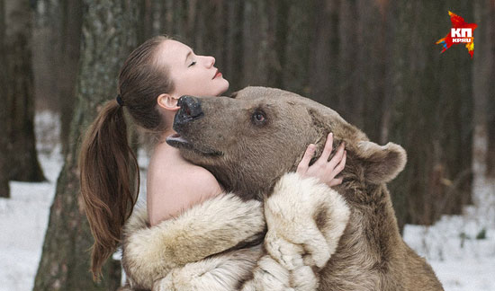 عارضة الأزياء الروسية تقوم بالتصوير مع الدب الروسى  -اليوم السابع -4 -2015