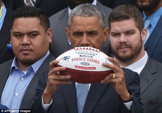 الرئيس الأمريكى يحمل كرة القدم مدون عليها اسمه -اليوم السابع -4 -2015