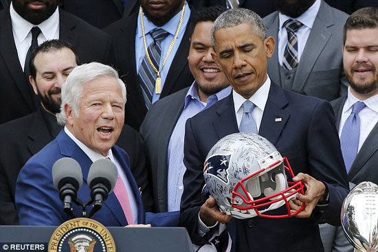  رئيس النادى يسلم أوباما الخوذة الخاصة باللعبة -اليوم السابع -4 -2015