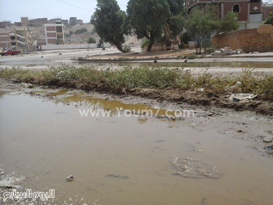 قائدوا السيارات يعانون من برك مياه الصرف فى الطريق -اليوم السابع -4 -2015
