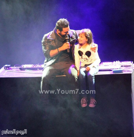 	تامر حسنى يداعب طفلة أثناء حفله بفيينا -اليوم السابع -4 -2015