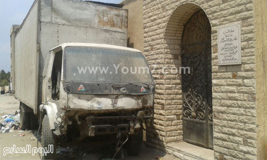 	السيارات الهالكة تسد مدخل الضريح  -اليوم السابع -4 -2015