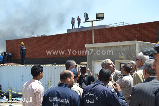 رجال الحماية المدنية يواصلون جهودهم لإخماد النيران  -اليوم السابع -4 -2015