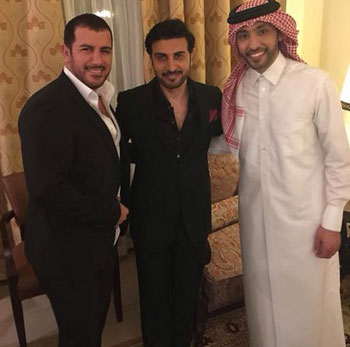 المهندس مع فهد الكبيسى وفائق حسن فى كواليس حفل البحرين -اليوم السابع -4 -2015