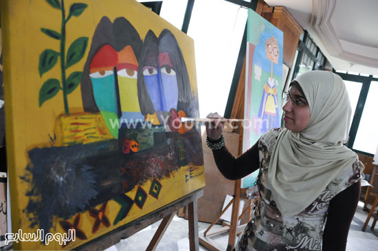 	طالبة بمرسم مركز فنون جامعة القاهرة  -اليوم السابع -4 -2015