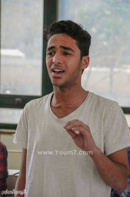 	طالب بكلية التجارة يؤدى أغنية خلال تدريبات الكورال  -اليوم السابع -4 -2015