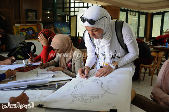 	 طالبة ترسم إحدى لوحاتها  -اليوم السابع -4 -2015