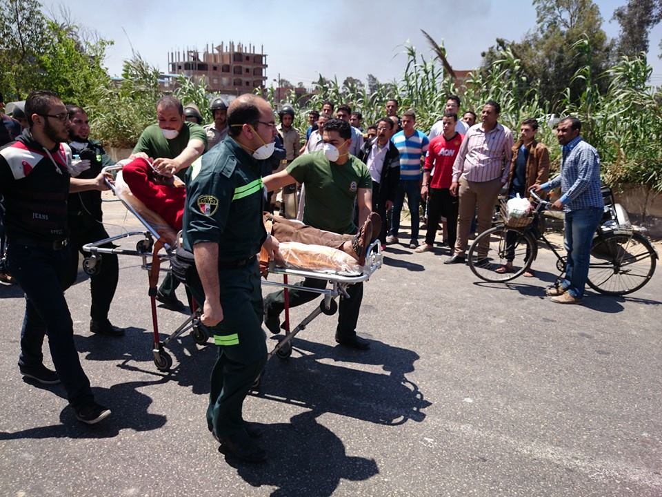  رجال الإسعاف ينقلون مصابين -اليوم السابع -4 -2015