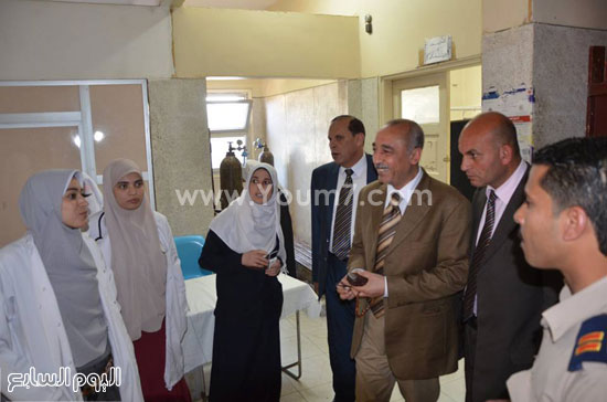 محافظ كفر الشيخ مع الممرضين والممرضات -اليوم السابع -4 -2015