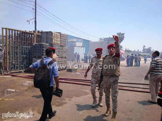  الشرطة العسكرية تبعد مواطنين عن موقع الحريق -اليوم السابع -4 -2015