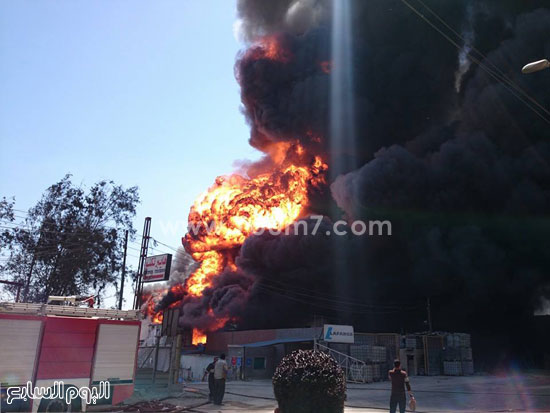  نيران هائلة ودخان كثيف من المصنع -اليوم السابع -4 -2015