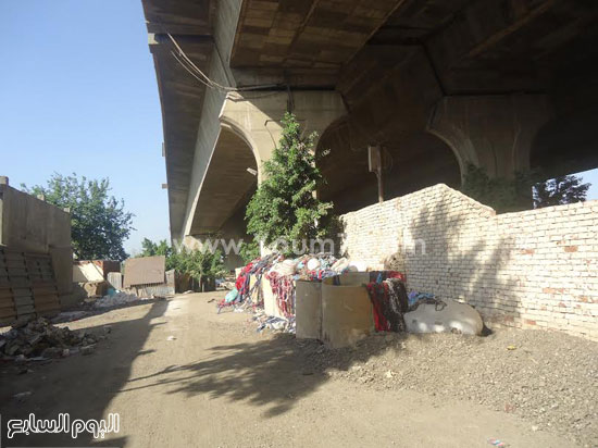 مواطن يفرض نفوذه ويقيم بناء مخالفا داخل النيل بعد ردمه -اليوم السابع -4 -2015