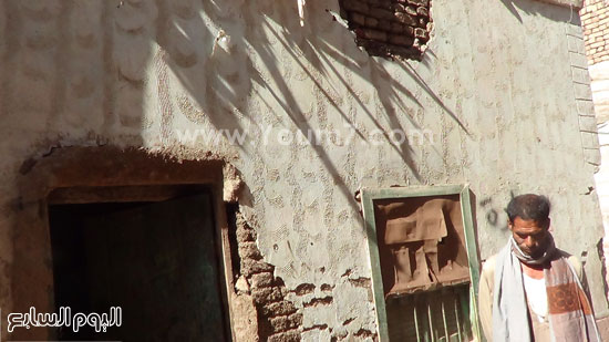 	أحد حوائط المنزل فى طريقها للسقوط  -اليوم السابع -4 -2015
