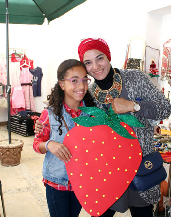  مشاركة الأبناء لأمهاتهم فى احتفالية مهرجان الفراولة  -اليوم السابع -4 -2015