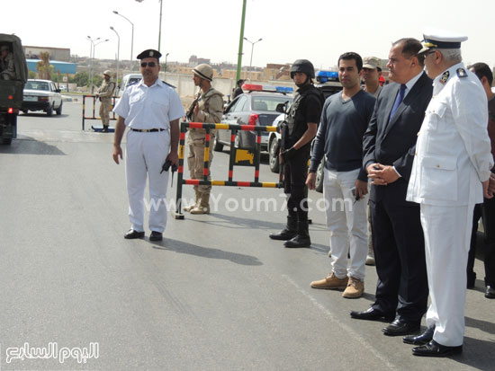 مدير أمن مطروح ومدير إدارة المرور خلال الإشراف على الحملة -اليوم السابع -4 -2015