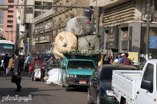  سيارات خاصة تقوم بحمل بضائع عمال الميدان إلى الأسواق العامة  -اليوم السابع -4 -2015