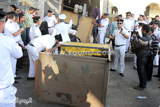  قيادات أمنية تشرف على عمليات رفع ونقل الإشغالات لإخلاء الميدان  -اليوم السابع -4 -2015