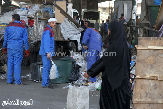 عمال النظافة يقومون برفع بقايا الإشغالات وتنظيف الميدان  -اليوم السابع -4 -2015