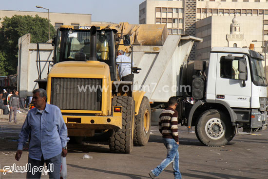 سيارات محافظة القاهرة تنقل إشغالات ميدان رمسيس  -اليوم السابع -4 -2015