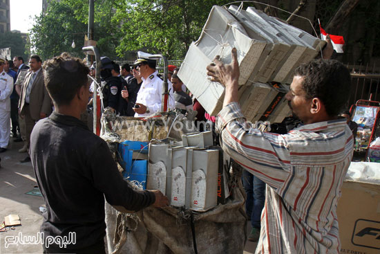 بائعون يقومون بجمع أحذية من أرصفة الميدان  -اليوم السابع -4 -2015
