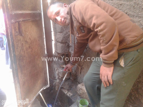   أحد الأهالى خلال استخدامه لمياه الحنفية -اليوم السابع -4 -2015