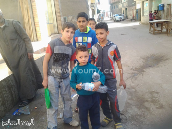   أطفال الإبراهيمية يحملون زجاجات المياه لتعبئتها من محطة الشرب -اليوم السابع -4 -2015