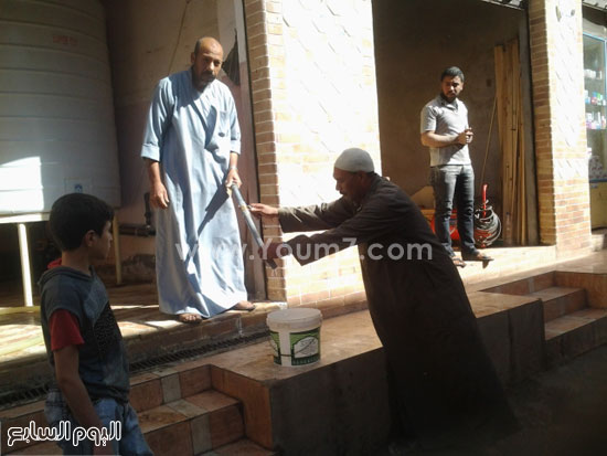  مواطن آخر  يملأ  قارورة  مياه من محطة تحلية -اليوم السابع -4 -2015