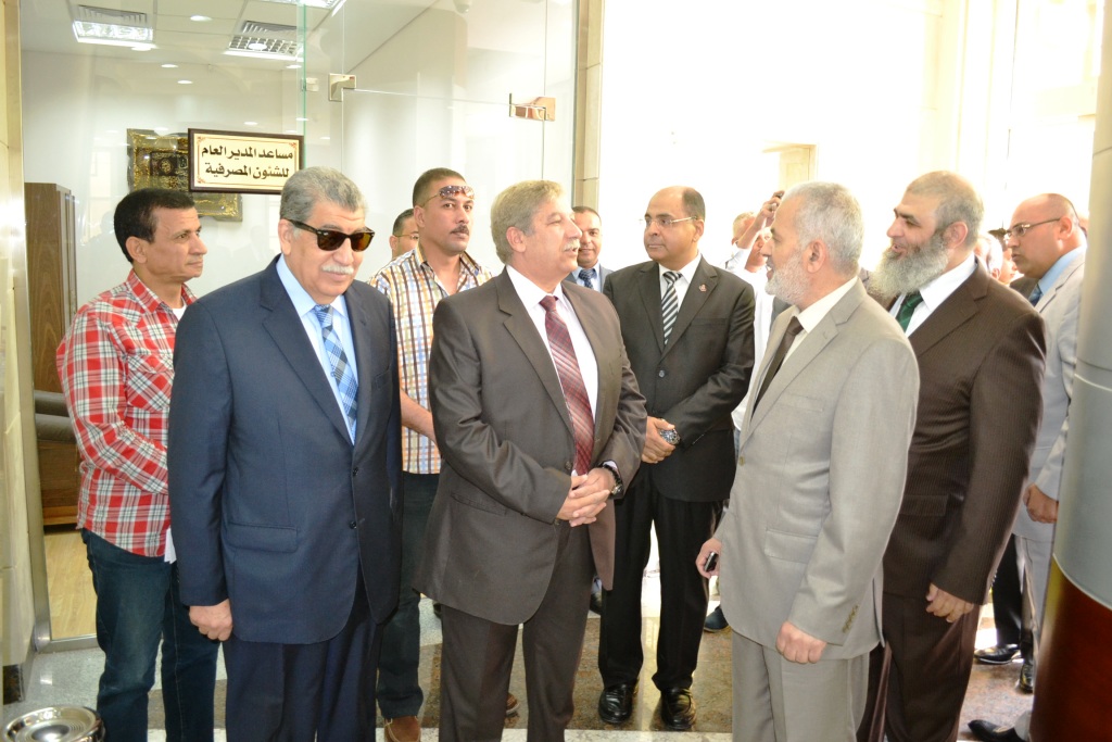 	المحافظ أثناء افتتاح فرع البنك  -اليوم السابع -4 -2015