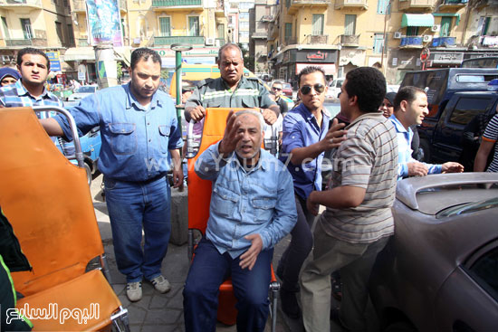 الأهالى يحيطون بسائق المترو بعد خروجه -اليوم السابع -4 -2015