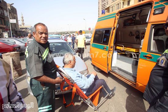 مصاب المترو فى طريقه لسيارة الإسعاف -اليوم السابع -4 -2015