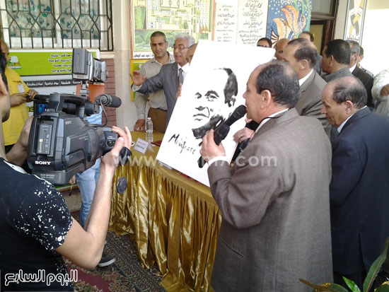 المحافظ يرفع صورة الرئيس التى رسمها الطالب مينا -اليوم السابع -4 -2015