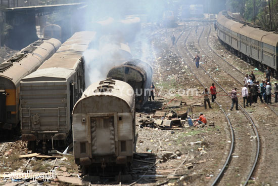 	النيران تلتهم عددا من عربات القطارات خلال الحريق -اليوم السابع -4 -2015